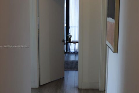Condo in Miami, Florida, 1 bedroom  № 2013442 - photo 16