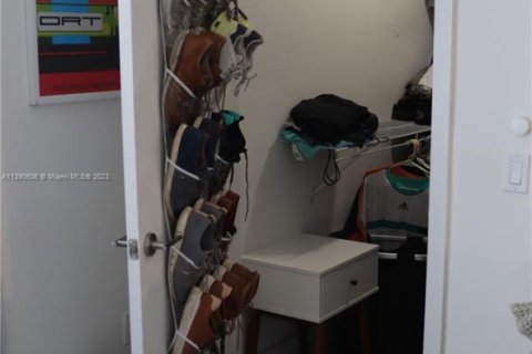 Condo in Miami, Florida, 1 bedroom  № 2013442 - photo 10