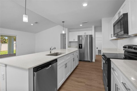 House in North Port, Florida 4 bedrooms, 173.54 sq.m. № 1598718 - photo 2