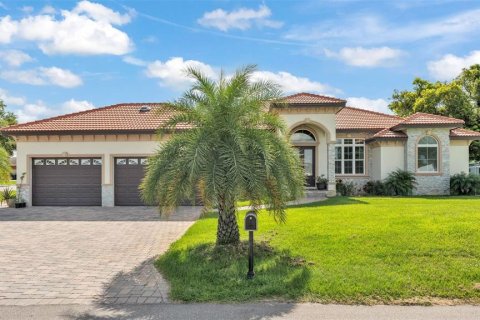 House in Winter Haven, Florida 4 bedrooms, 283.35 sq.m. № 1815668 - photo 1