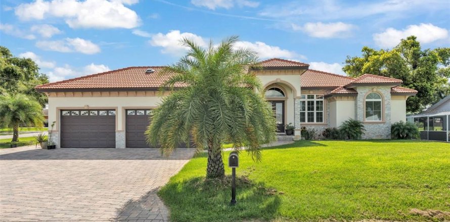 House in Winter Haven, Florida 4 bedrooms, 283.35 sq.m. № 1815668