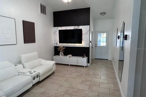 House in Tampa, Florida 3 bedrooms, 124.49 sq.m. № 2107378 - photo 7