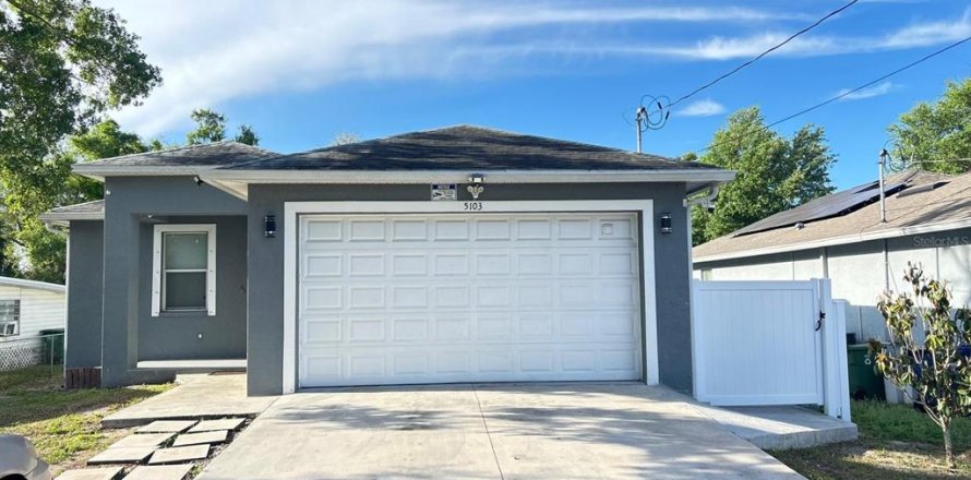 House in Tampa, Florida 3 bedrooms, 124.49 sq.m. № 2107378