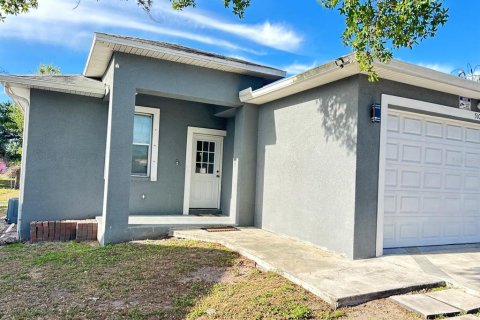 House in Tampa, Florida 3 bedrooms, 124.49 sq.m. № 2107378 - photo 2