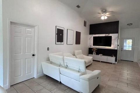 House in Tampa, Florida 3 bedrooms, 124.49 sq.m. № 2107378 - photo 8