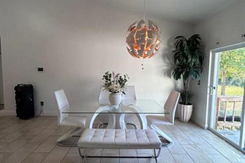 House in Tampa, Florida 3 bedrooms, 124.49 sq.m. № 2107378 - photo 19