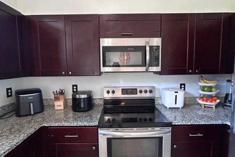 House in Tampa, Florida 3 bedrooms, 124.49 sq.m. № 2107378 - photo 12