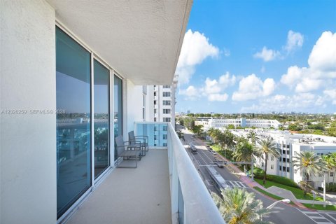 Copropriété à vendre à Surfside, Floride: 2 chambres, 93.09 m2 № 2240519 - photo 18
