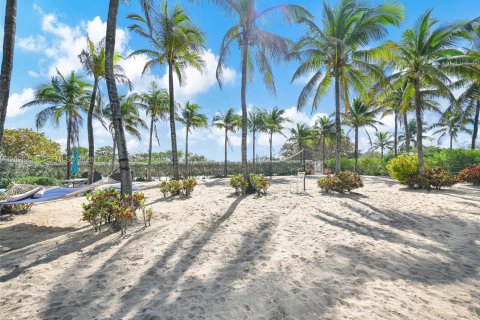 Copropriété à vendre à Surfside, Floride: 2 chambres, 93.09 m2 № 2240519 - photo 28