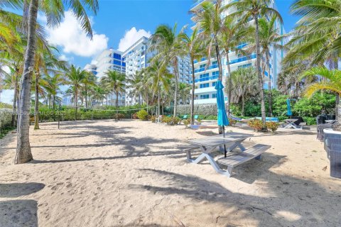 Copropriété à vendre à Surfside, Floride: 2 chambres, 93.09 m2 № 2240519 - photo 30