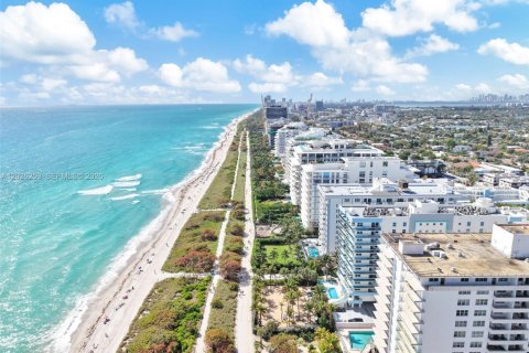 Copropriété à vendre à Surfside, Floride: 2 chambres, 93.09 m2 № 2240519 - photo 11