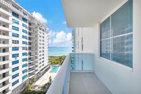 Copropriété à vendre à Surfside, Floride: 2 chambres, 93.09 m2 № 2240519 - photo 19