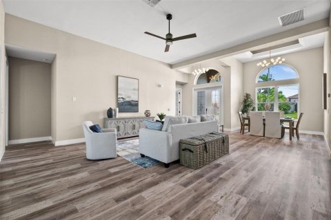 Villa ou maison à vendre à Cape Coral, Floride: 5 chambres, 274.06 m2 № 1858235 - photo 10