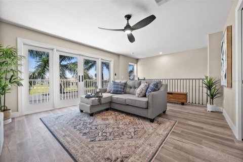 Villa ou maison à vendre à Cape Coral, Floride: 5 chambres, 274.06 m2 № 1858235 - photo 19