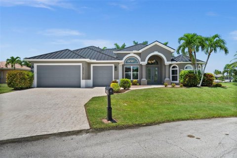 Villa ou maison à vendre à Cape Coral, Floride: 5 chambres, 274.06 m2 № 1858235 - photo 2