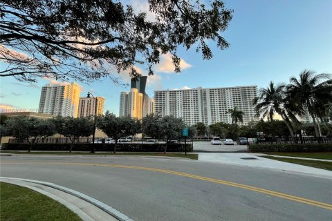 Condominio en Sunny Isles Beach, Florida, 2 dormitorios  № 1996663