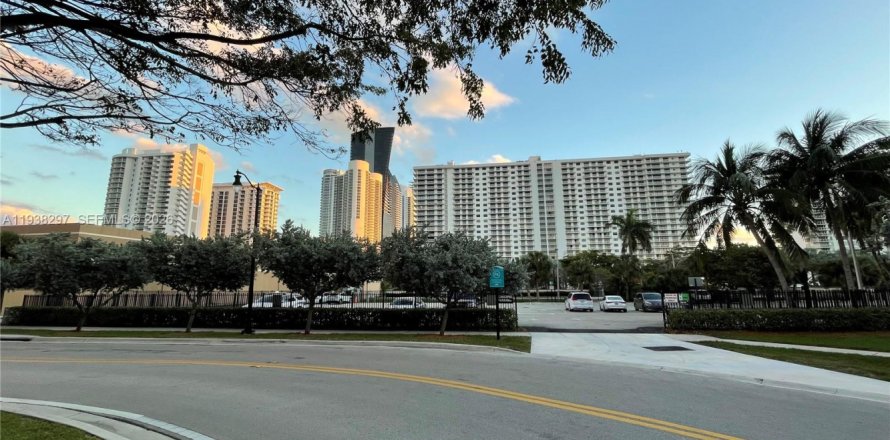 Condominio en Sunny Isles Beach, Florida, 2 dormitorios № 1996663