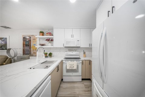 Купить кондоминиум в Майами, Флорида 2 спальни, 87.98м2, № 1969529 - фото 10