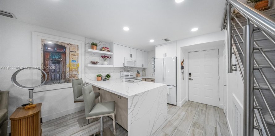 Кондоминиум с 2 спальнями в Майами, Флорида № 1969529