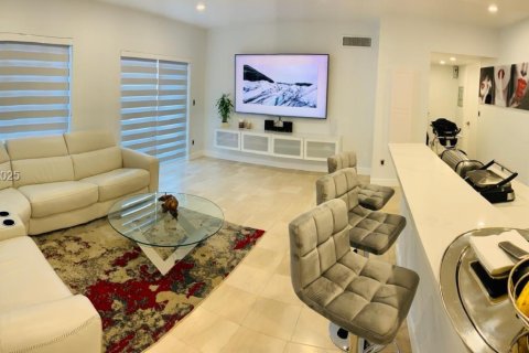 Condo in Miami, Florida, 2 bedrooms  № 1994679 - photo 1