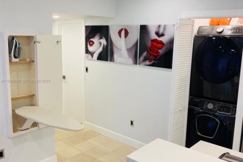 Condo in Miami, Florida, 2 bedrooms  № 1994679 - photo 3