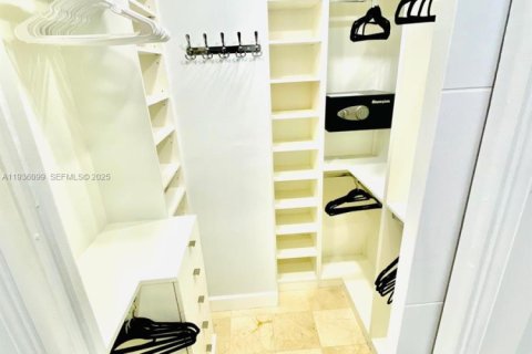 Condo in Miami, Florida, 2 bedrooms  № 1994679 - photo 10