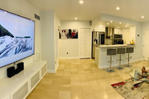 Condo in Miami, Florida, 2 bedrooms  № 1994679 - photo 2