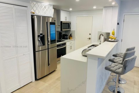 Condo in Miami, Florida, 2 bedrooms  № 1994679 - photo 5