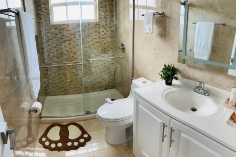 Condo in Miami, Florida, 2 bedrooms  № 1994679 - photo 6