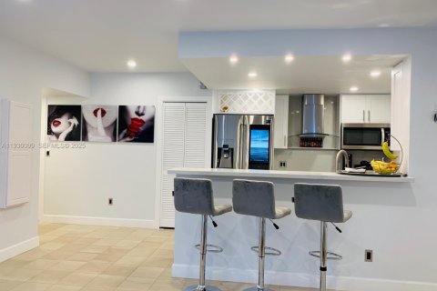 Condo in Miami, Florida, 2 bedrooms  № 1994679 - photo 4