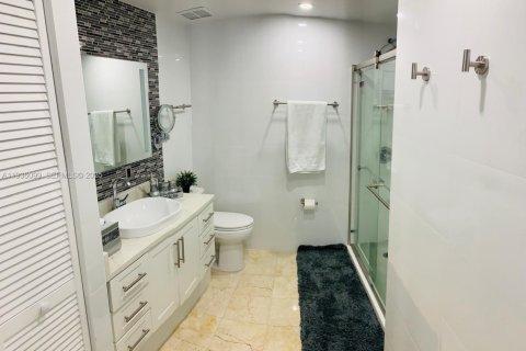 Condo in Miami, Florida, 2 bedrooms  № 1994679 - photo 8