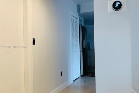 Condo in Miami, Florida, 2 bedrooms  № 1994679 - photo 7