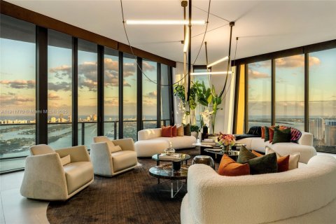 Condo in Miami, Florida, 6 bedrooms № 2016543 - photo 2