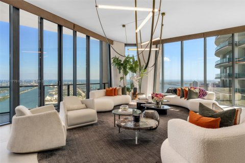 Condo in Miami, Florida, 6 bedrooms № 2016543 - photo 3