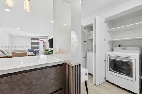 Condominio en alquiler en Hialeah, Florida, 2 dormitorios, 98.29 m2 № 2056639 - foto 4