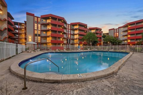 Condominio en alquiler en Hialeah, Florida, 2 dormitorios, 98.29 m2 № 2056639 - foto 16