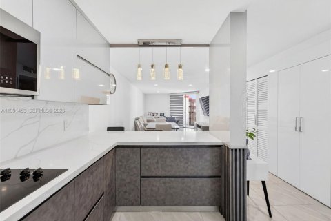 Condominio en alquiler en Hialeah, Florida, 2 dormitorios, 98.29 m2 № 2056639 - foto 3