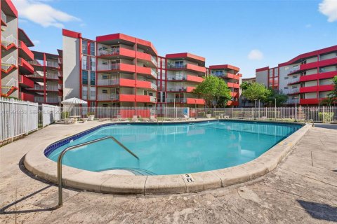 Condominio en alquiler en Hialeah, Florida, 2 dormitorios, 98.29 m2 № 2056639 - foto 17