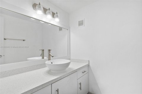 Condo in Miami Beach, Florida, 1 bedroom  № 1943051 - photo 13