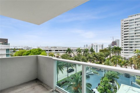 Condo in Miami Beach, Florida, 1 bedroom  № 1943051 - photo 1