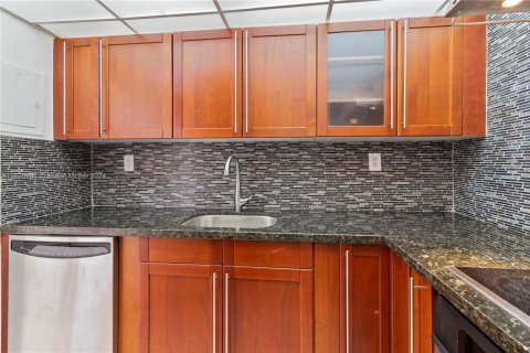 Condo in Miami Beach, Florida, 1 bedroom  № 1943051 - photo 10