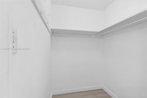 Condo in Miami Beach, Florida, 1 bedroom  № 1943051 - photo 12