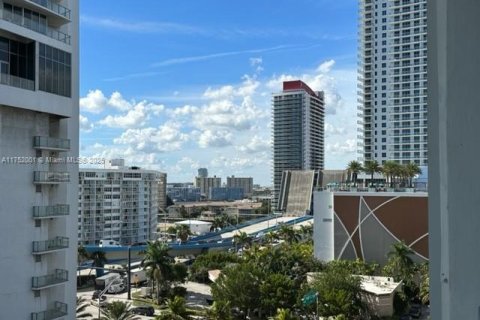 Condominio en alquiler en Hollywood, Florida, 1 dormitorio, 84.08 m2 № 1961443 - foto 19