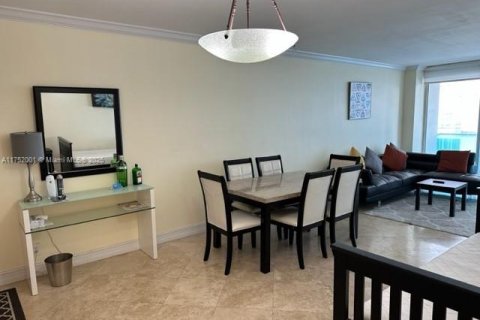 Condominio en alquiler en Hollywood, Florida, 1 dormitorio, 84.08 m2 № 1961443 - foto 3