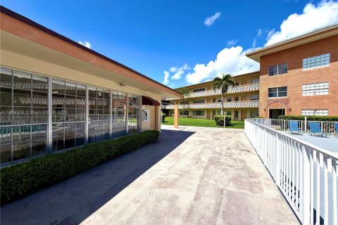 Condo in North Miami, Florida, 1 bedroom  № 1941638 - photo 19