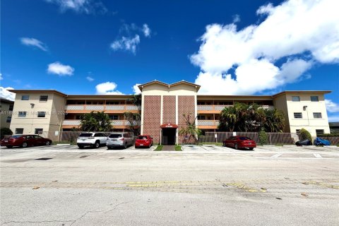 Condo in North Miami, Florida, 1 bedroom  № 1941638 - photo 1