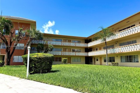 Condo in North Miami, Florida, 1 bedroom  № 1941638 - photo 21