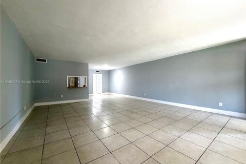 Condo in North Miami, Florida, 1 bedroom  № 1941638 - photo 5