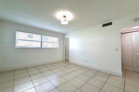 Condo in North Miami, Florida, 1 bedroom  № 1941638 - photo 14