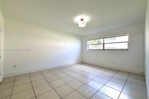 Condo in North Miami, Florida, 1 bedroom  № 1941638 - photo 13
